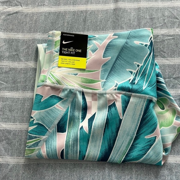 Nike Pants - Women’s Nike Dry Fit ( Tight fit) leggings Sz. L